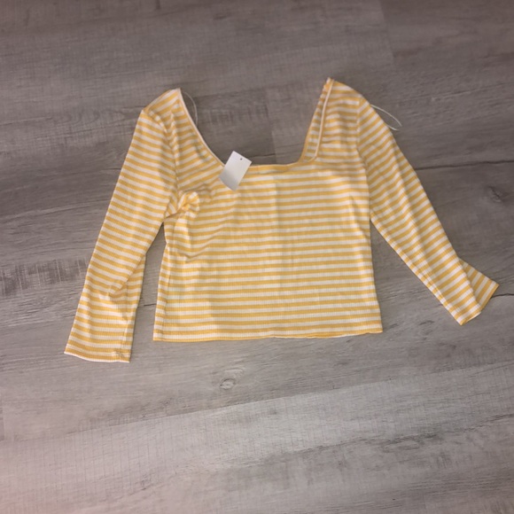 🔴 NWT crop top - Picture 3 of 4